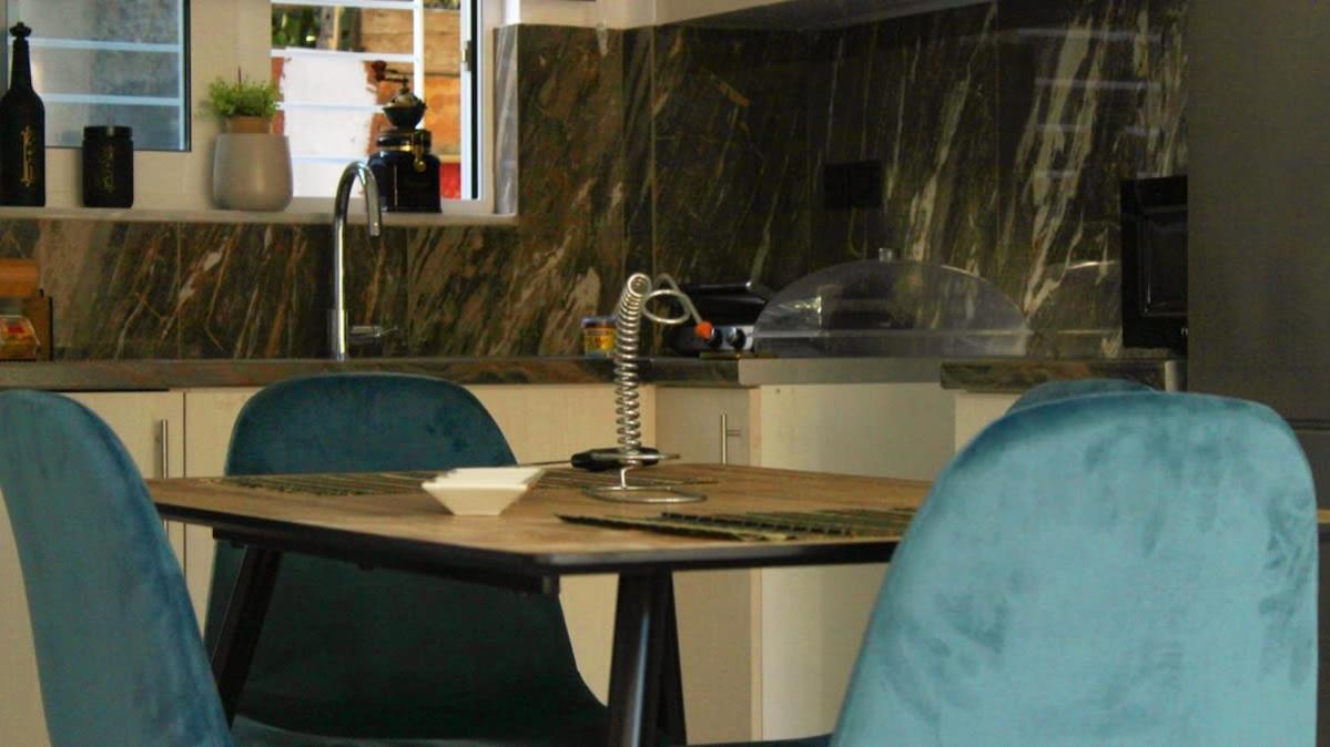 Patras Cozy Nest In The Vibrant City Center Bagian luar foto
